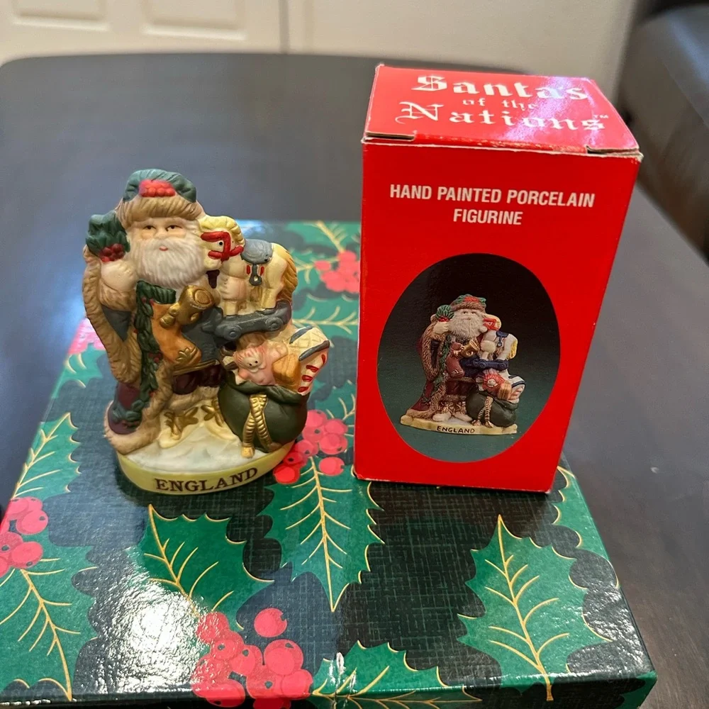 Vintage Santas, a nation, England.